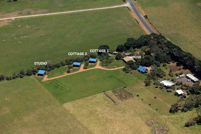 una vista aérea de una casa con un grupo de casas en Black Cockatoo Cottages, en Yanakie