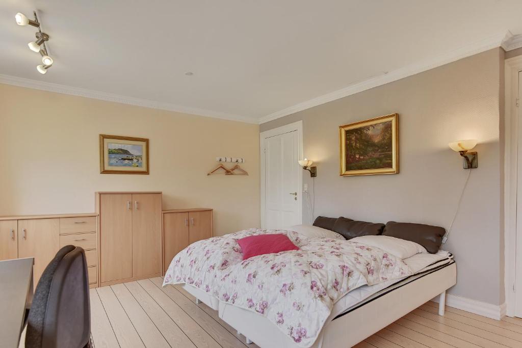 Postel nebo postele na pokoji v ubytování Kollund Rooms