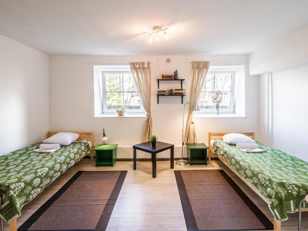 Postel nebo postele na pokoji v ubytování Downtown Forest Hostel & Camping