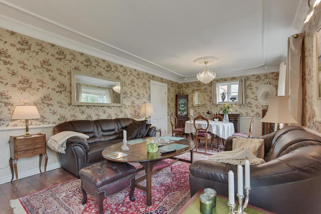 Posezení v ubytování Kollund Rooms