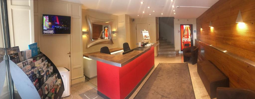 um bar em uma loja com um balcão vermelho em Hotel Parc & Lac em Montreux