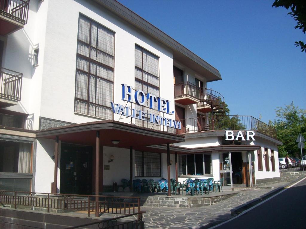 un hotel con un cartel en el lateral de un edificio en Hotel Valle Intelvi, en San Fedele Intelvi