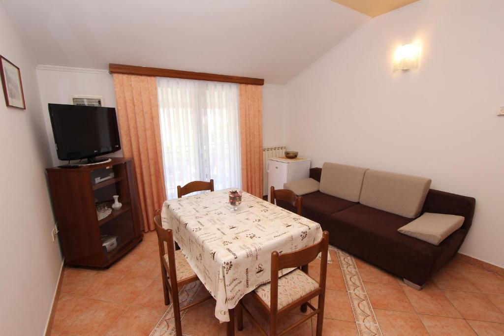 salon ze stołem i kanapą w obiekcie Apartments Marlina w Rovinj