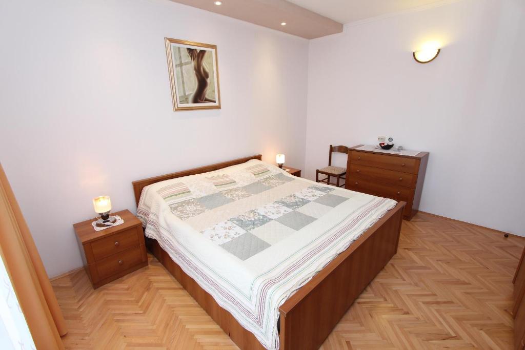 Łóżko lub łóżka w pokoju w obiekcie Apartments Marlina