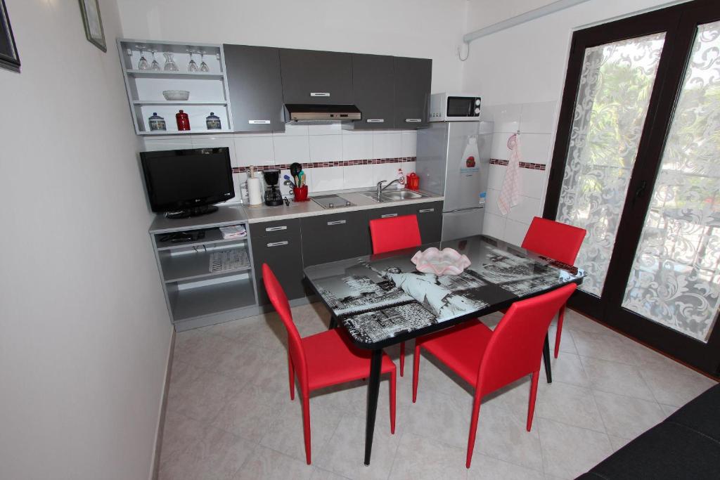 Kuchnia lub aneks kuchenny w obiekcie Apartments Marlina