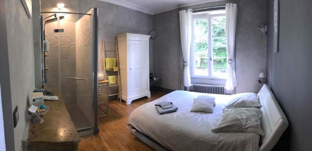 Postel nebo postele na pokoji v ubytování Chambres d'hôtes Le Petit Roche
