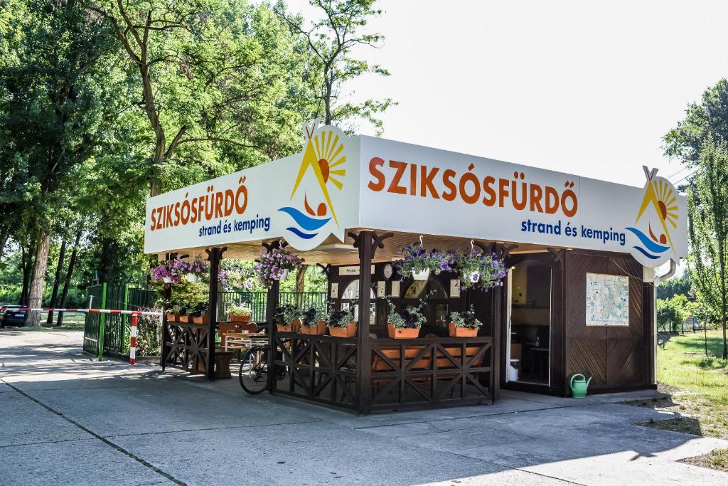 una floristería con un cartel encima en Sziksósfürdő Strand és Kemping en Szeged