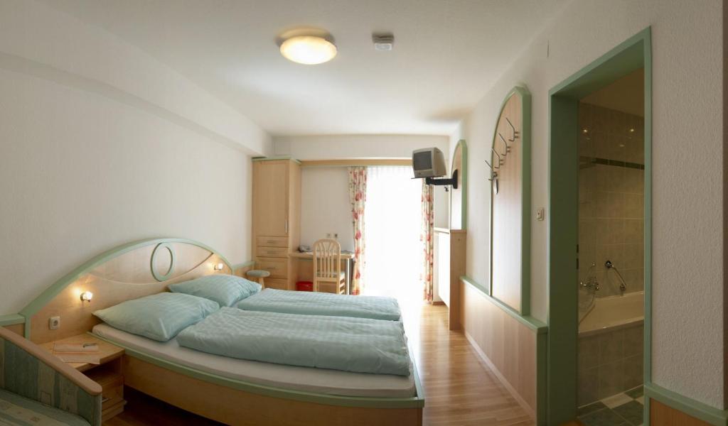 Postel nebo postele na pokoji v ubytování Hotel zum Kirchenwirt Mariazell