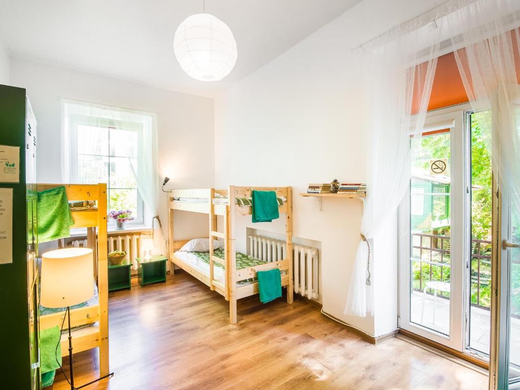 Postel nebo postele na pokoji v ubytování Downtown Forest Hostel & Camping
