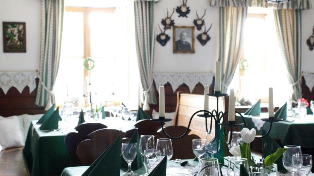 Restaurace v ubytování Gasthof Jaegerwirt