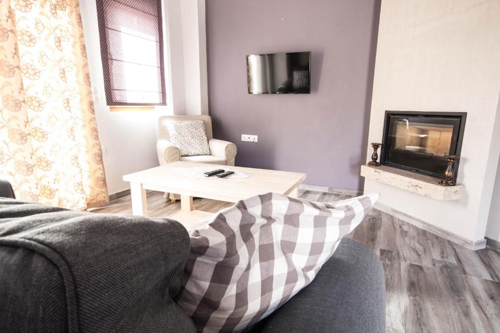 Televízia a/alebo spoločenská miestnosť v ubytovaní Harmony Deluxe Villas