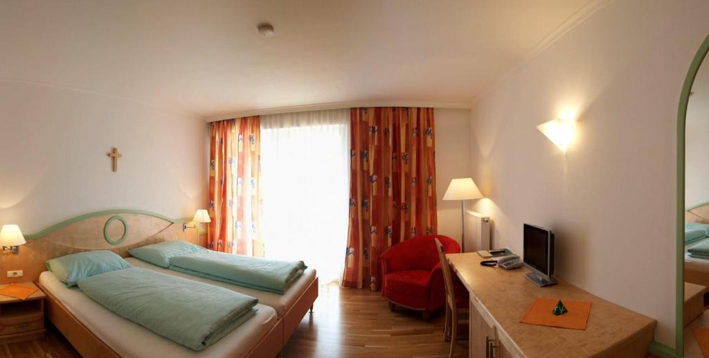 Postel nebo postele na pokoji v ubytování Hotel zum Kirchenwirt Mariazell