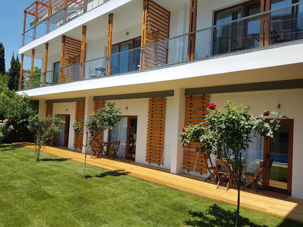 einem externen Blick auf ein Haus mit Hof in der Unterkunft Kiara Apartments in Sweti Konstantin