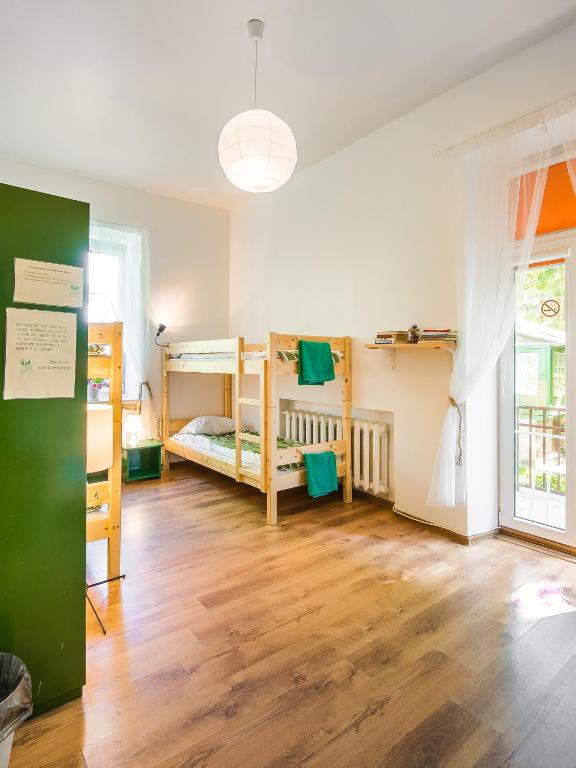 Postel nebo postele na pokoji v ubytování Downtown Forest Hostel & Camping