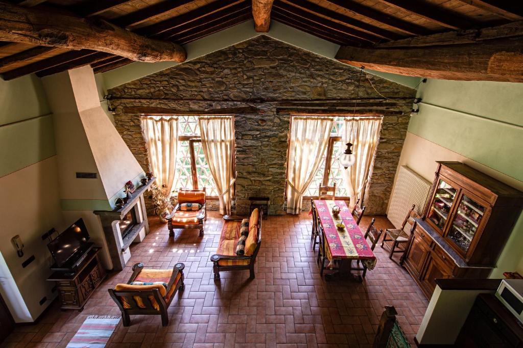 vista sul soffitto di un soggiorno con tavoli e sedie di Il Nido - Private villa with pool and jacuzzi a Castelnuovo di Garfagnana