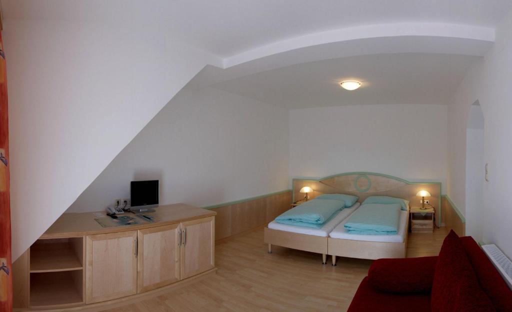 Postel nebo postele na pokoji v ubytování Hotel zum Kirchenwirt Mariazell