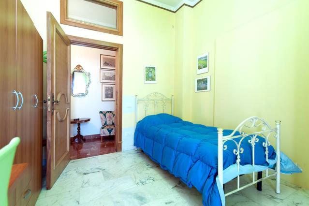 レッチェにあるLa Maison Del Baroccoのベッドルーム1室(青い毛布付きのベッド1台付)