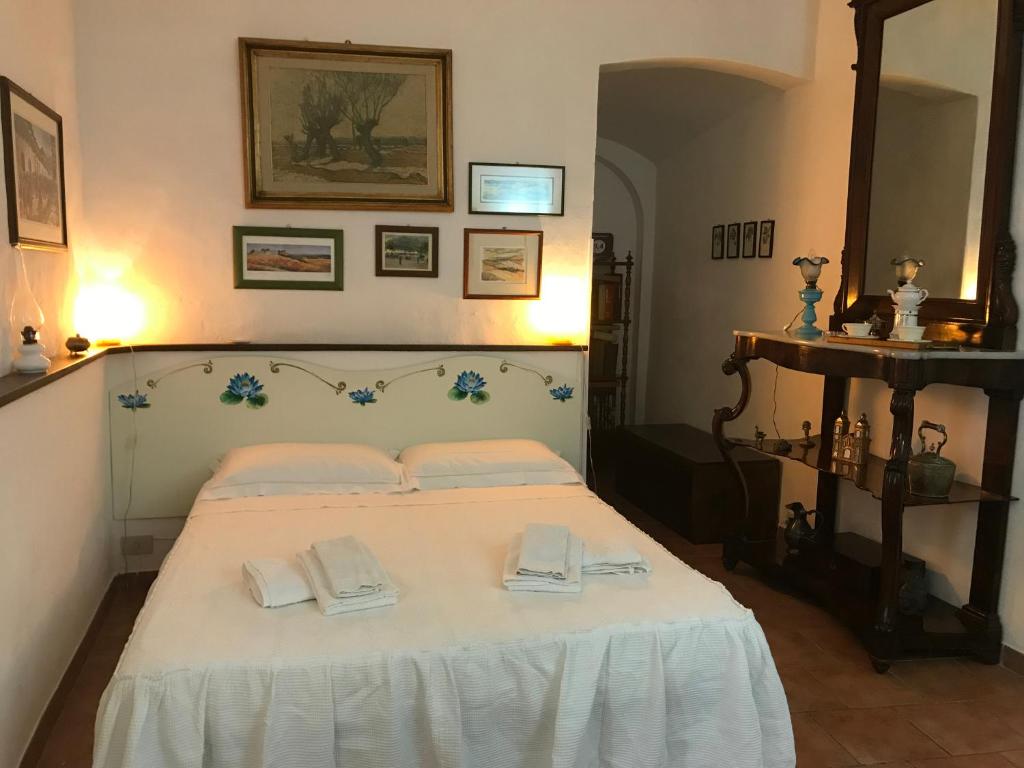 una camera da letto con un letto e due asciugamani di Antica Dimora a Monteroni dʼArbia