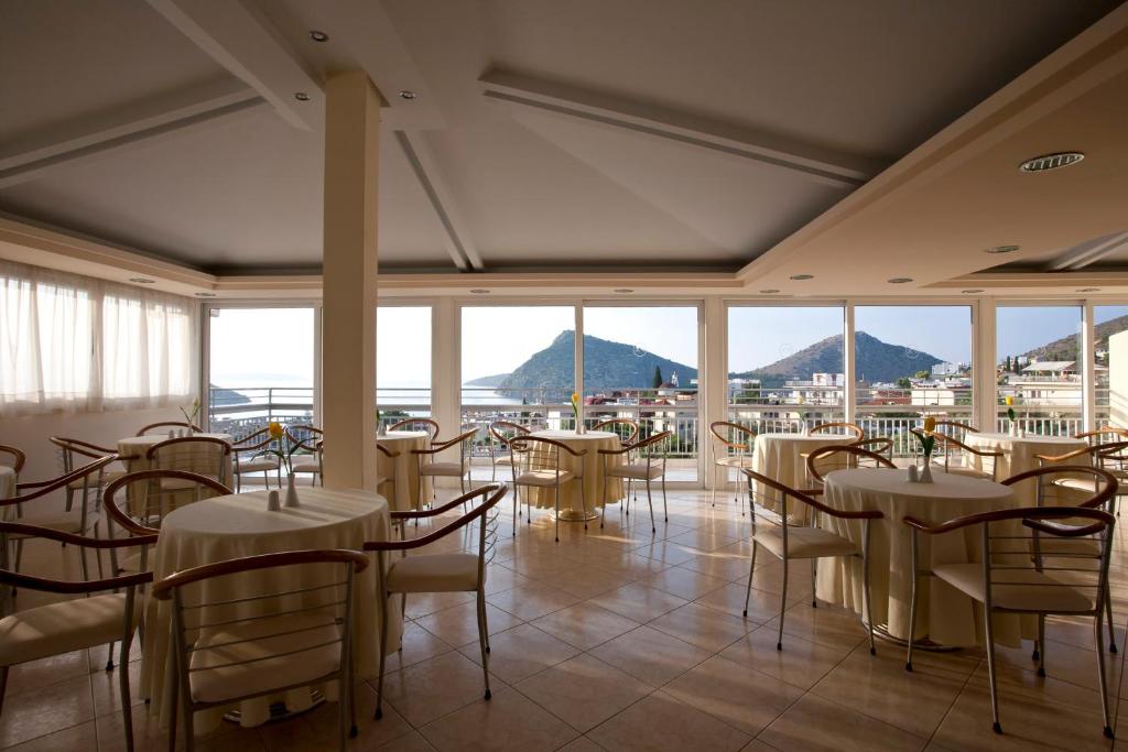 Reštaurácia alebo iné gastronomické zariadenie v ubytovaní Viaros Hotel Apartments