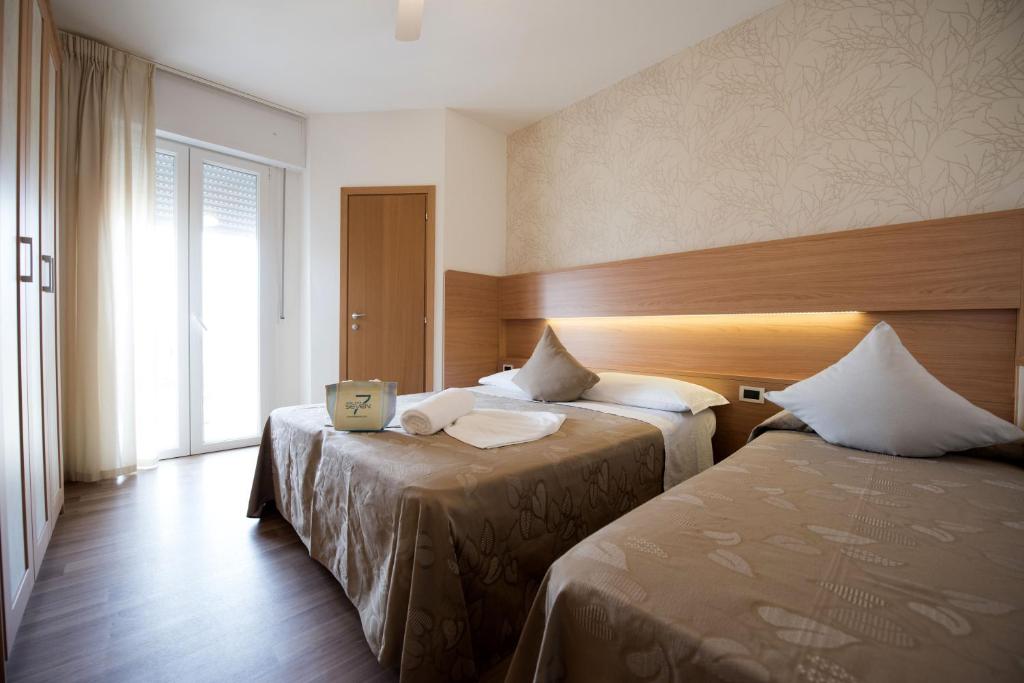 Postel nebo postele na pokoji v ubytování Hotel Seven