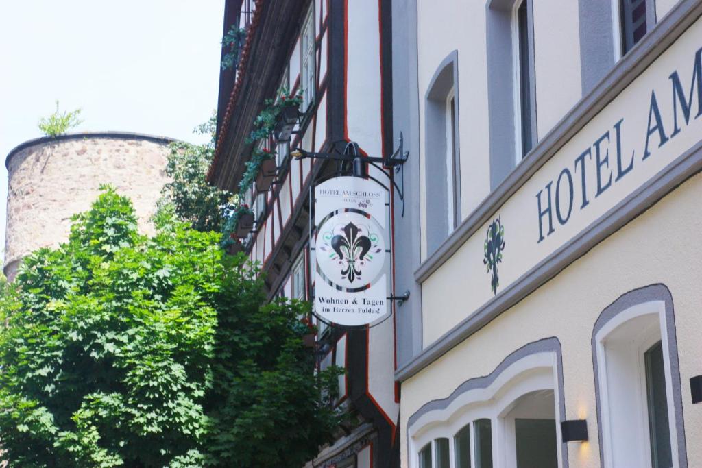 una señal en el lateral de un edificio en Hotel am Schloss en Fulda