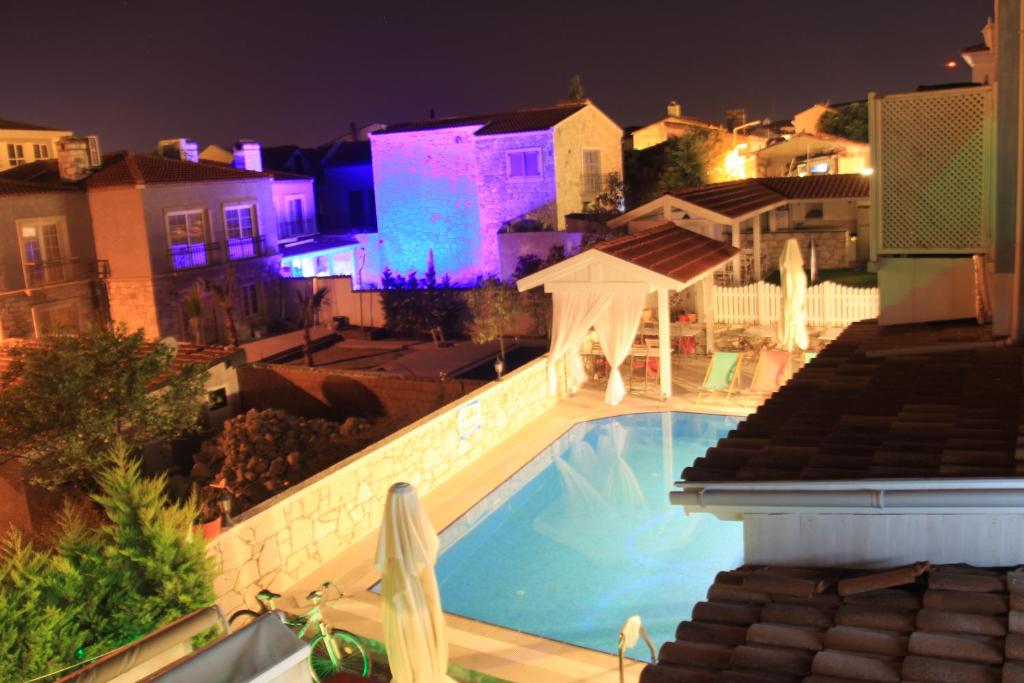 Bazén v ubytování Alacati Lucky Angel Hotel nebo v jeho okolí