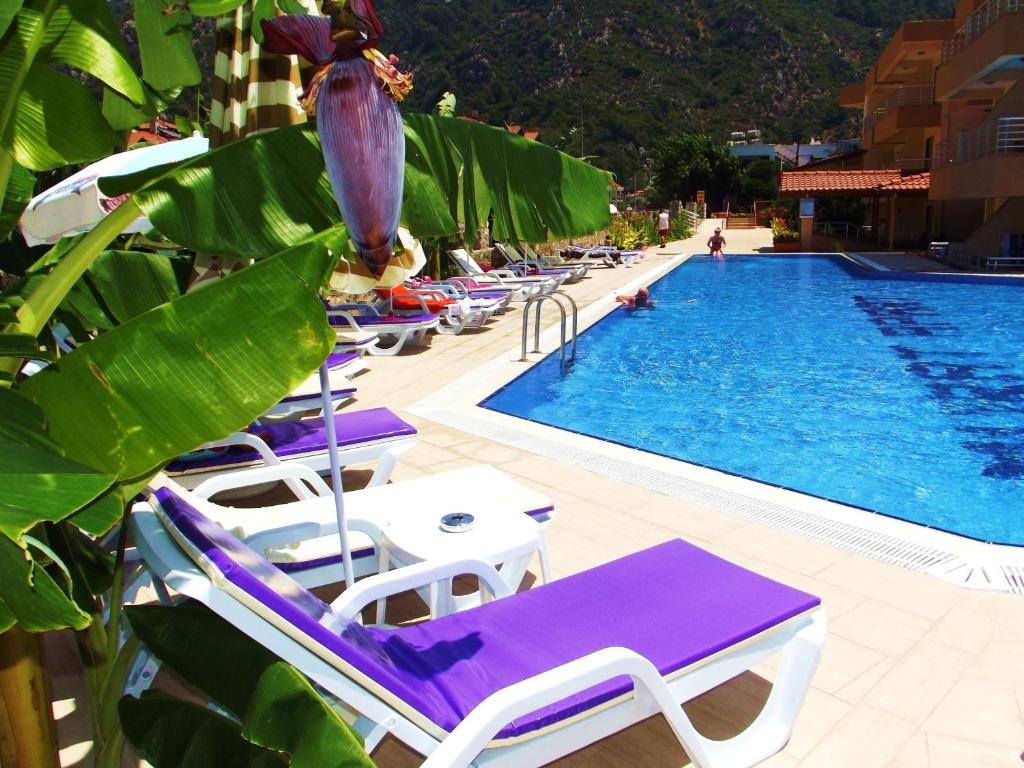 Bazén v ubytování Murat Apart Hotel nebo v jeho okolí