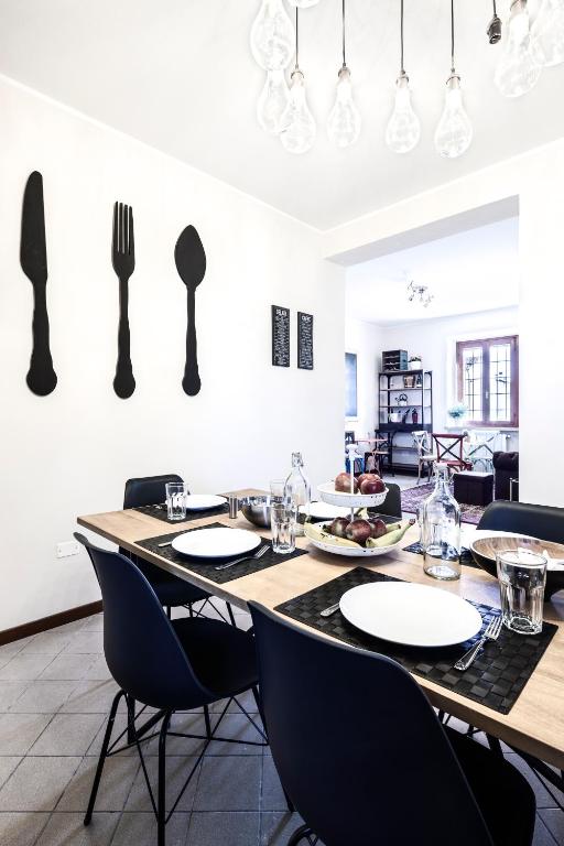 Restauracja lub miejsce do jedzenia w obiekcie Cascina La Goliarda