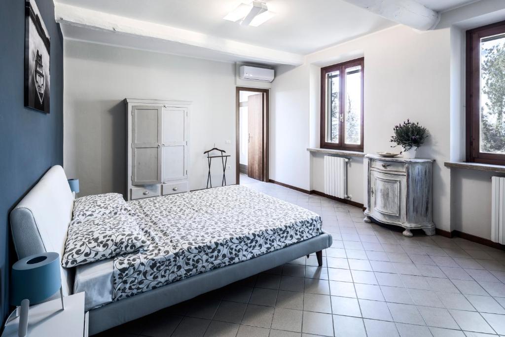 Łóżko lub łóżka w pokoju w obiekcie Cascina La Goliarda