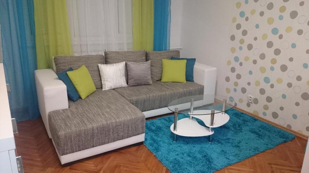 a living room with a couch and a glass table at Študio Apartman Jakobyho in Košice