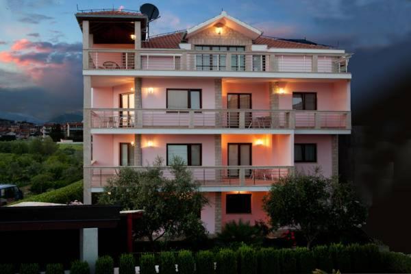 ein großes weißes Haus mit Lichtern darüber in der Unterkunft Villa Stobrec in Split