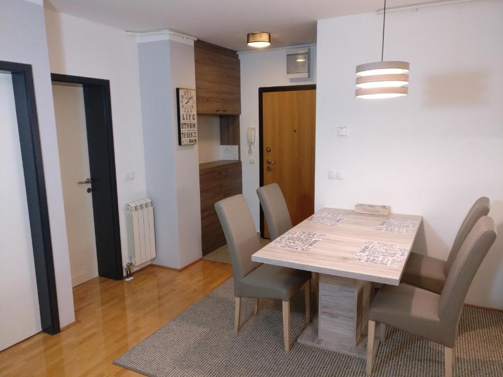 Kuchyňa alebo kuchynka v ubytovaní Apartman Luna near Zagreb Airport