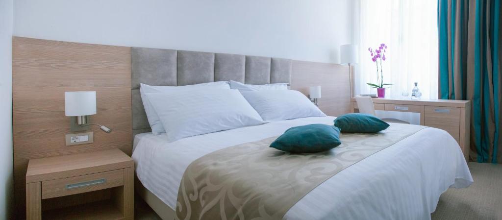 Postel nebo postele na pokoji v ubytování Grand Hotel Adriatic II