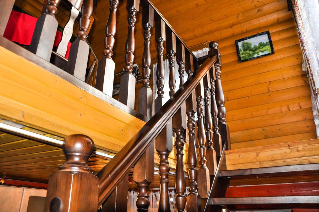ヤロスラヴリにあるуютный дом на волгеの木製天井の家の木製階段