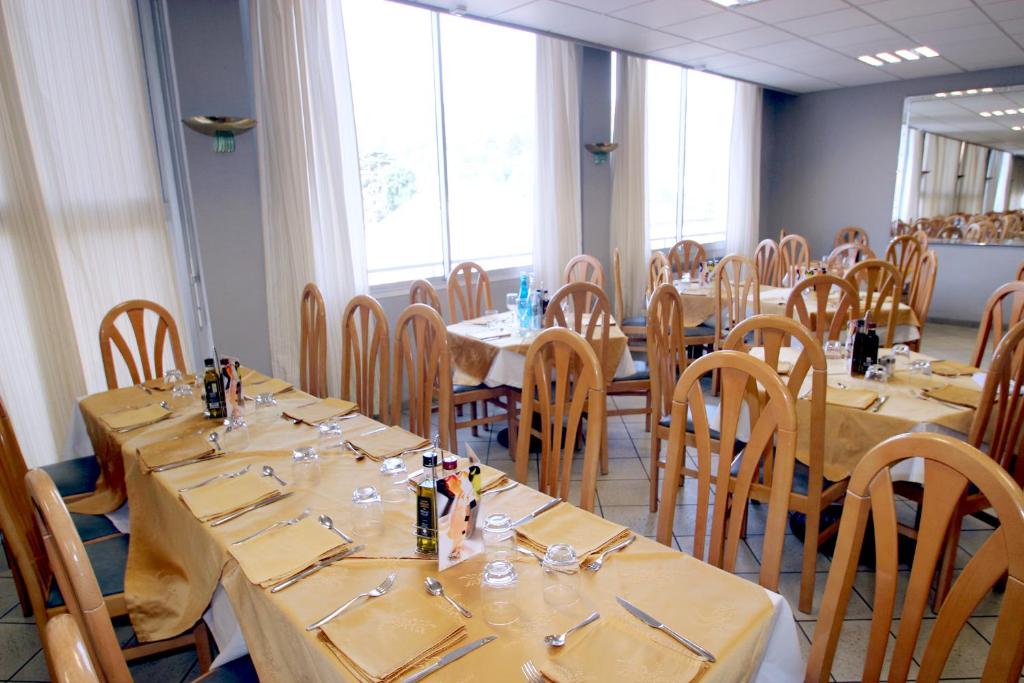 Un restaurante u otro lugar para comer en Hôtel La Source