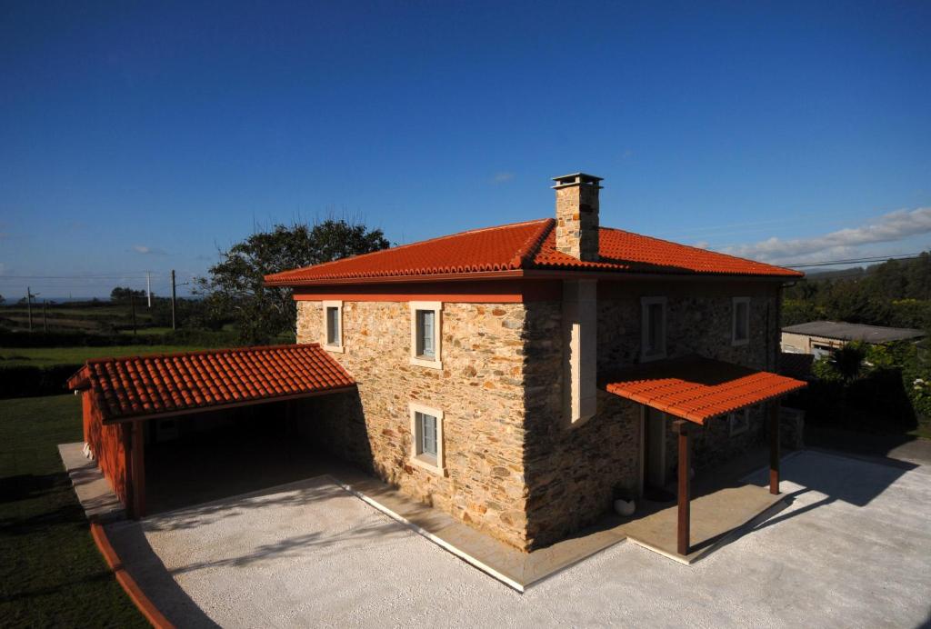 巴爾多維尼奧的住宿－Casa Rural Pantin，一座小砖砌建筑,设有开放式车库