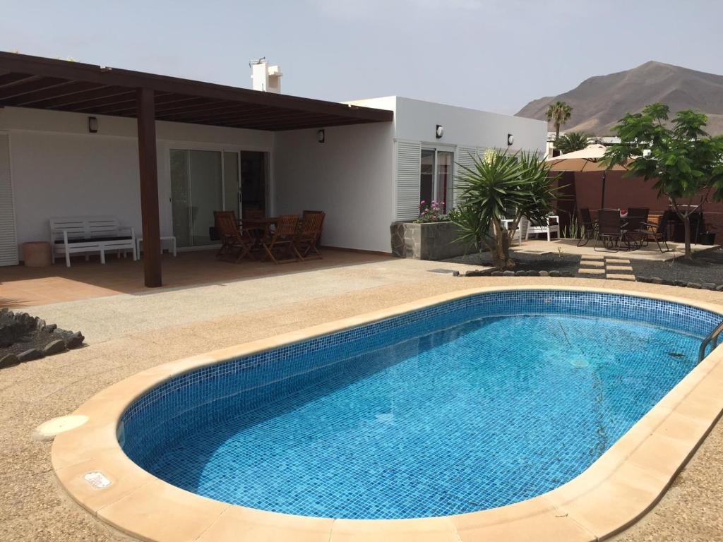 ein Pool vor einem Haus in der Unterkunft Villa Benita II in Playa Blanca
