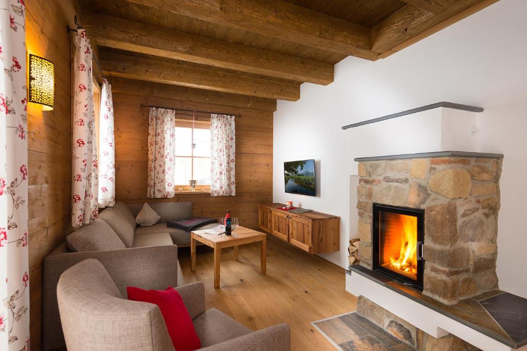 A television and/or entertainment centre at Lehenriedl Chalet