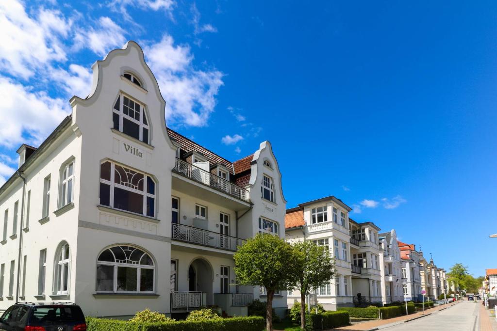 Une rangée de bâtiments blancs dans une rue dans l'établissement Villa Frieda, à Bansin