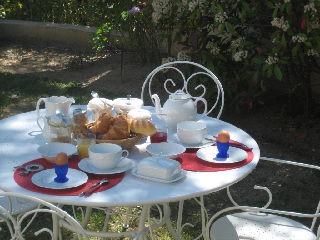 ラ・ガルド・フレネにあるBastide Selvaの白いテーブル(お茶セット付)
