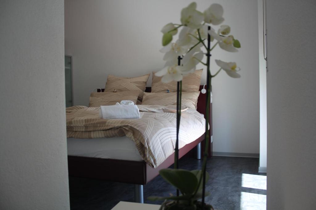 Postel nebo postele na pokoji v ubytování Albergo Porta Verzasca