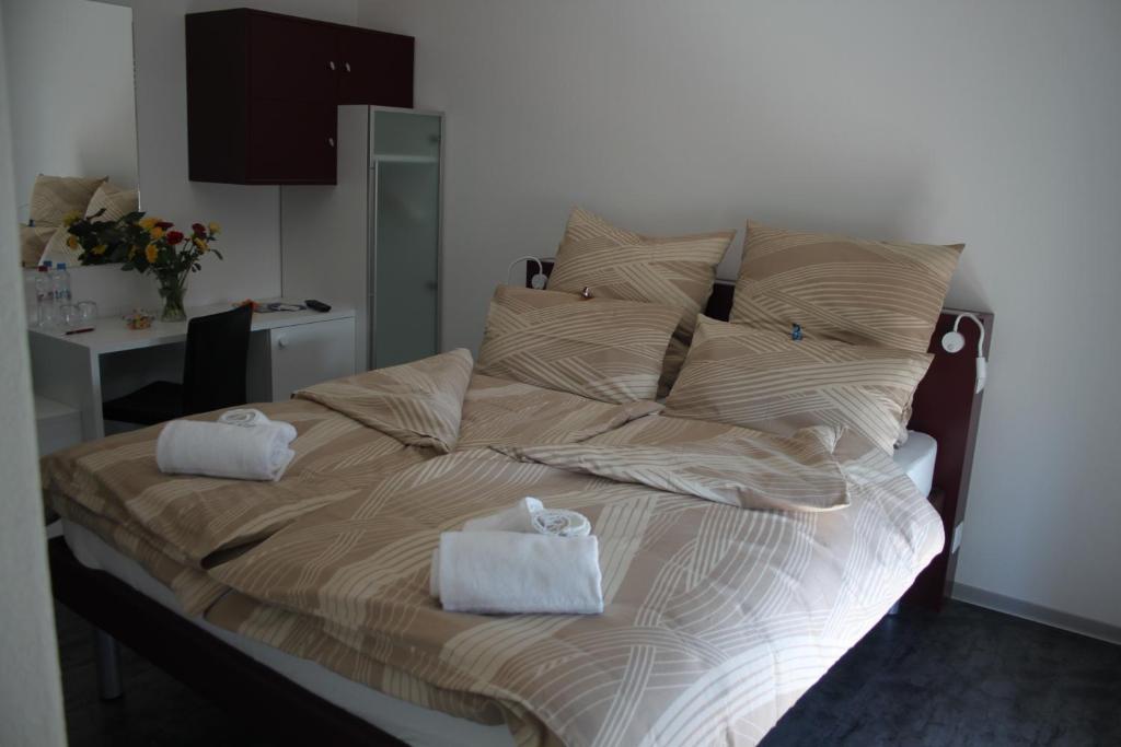 Postel nebo postele na pokoji v ubytování Albergo Porta Verzasca