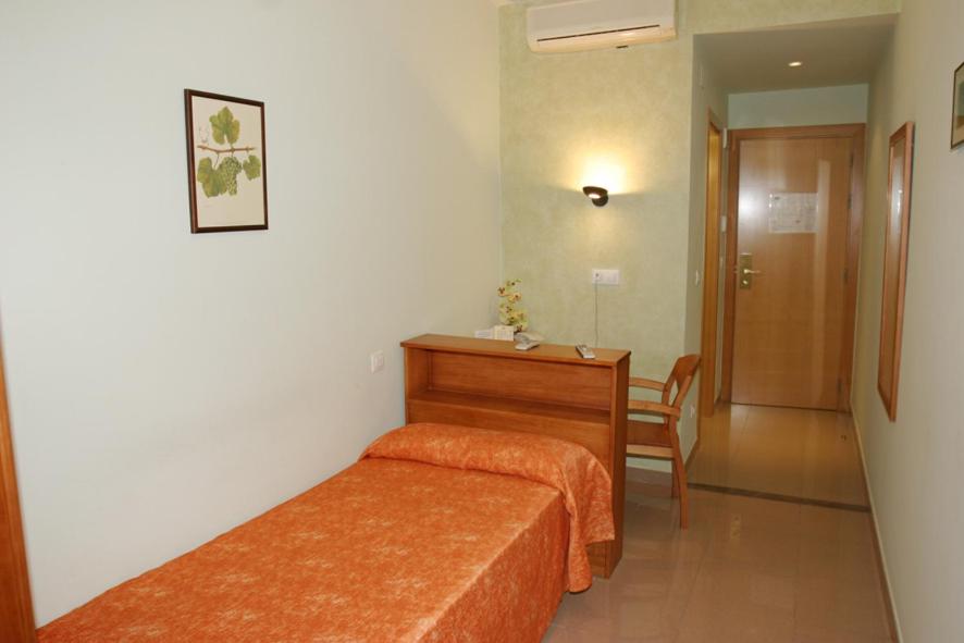 Postel nebo postele na pokoji v ubytování Hotel Fonda Neus