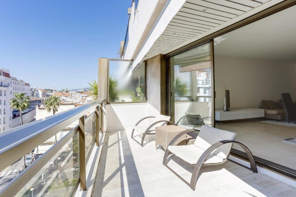 d'un balcon avec des chaises et une vue sur la ville. dans l'établissement Agence AICI - Appartements Gray d'Albion, à Cannes