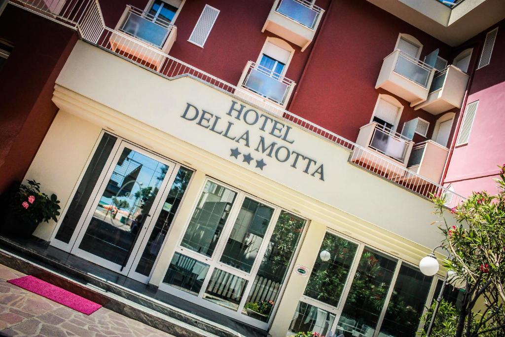 un panneau de l'hôtel della molia à l'avant d'un bâtiment dans l'établissement Hotel Della Motta, à Bellaria-Igea Marina