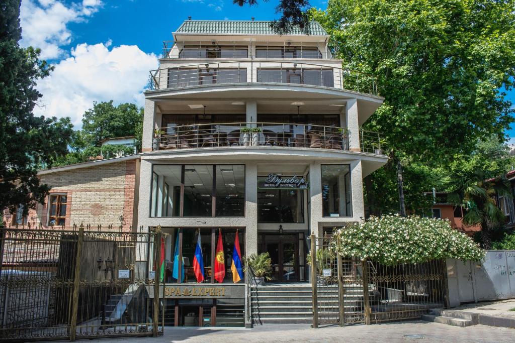 um edifício com bandeiras à sua frente em Boutique Hotel Boulevard em Yalta