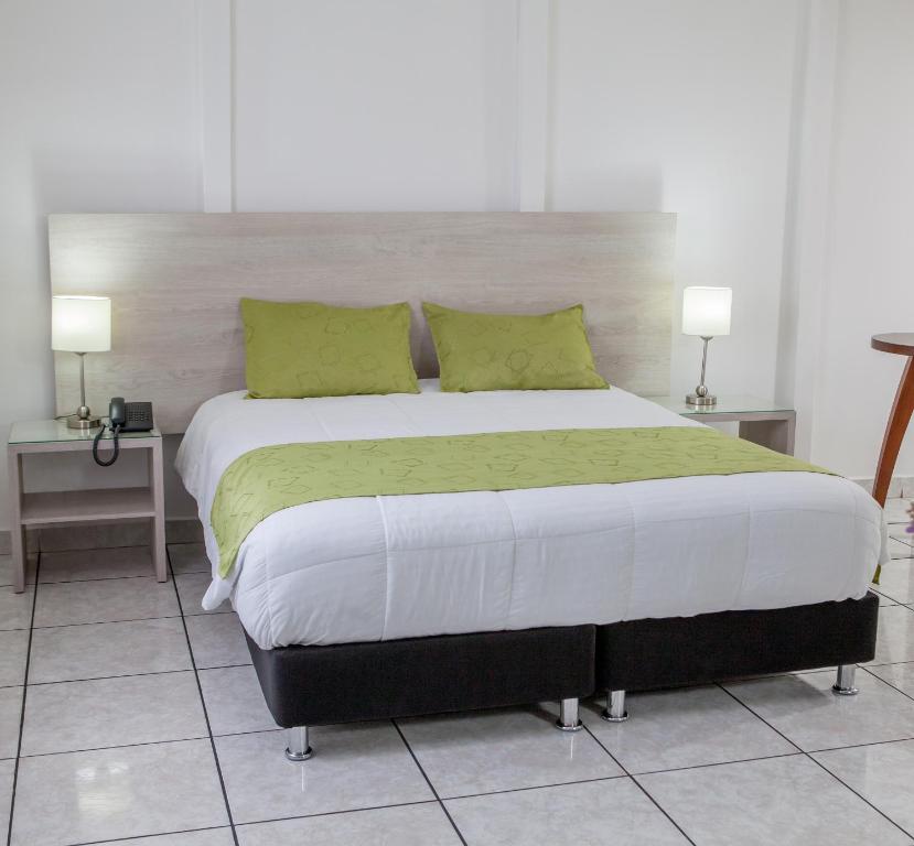 Postel nebo postele na pokoji v ubytování Hotel Florida Inn