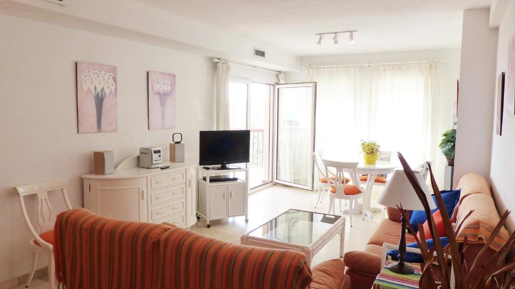 Televízia a/alebo spoločenská miestnosť v ubytovaní Carlton Playa