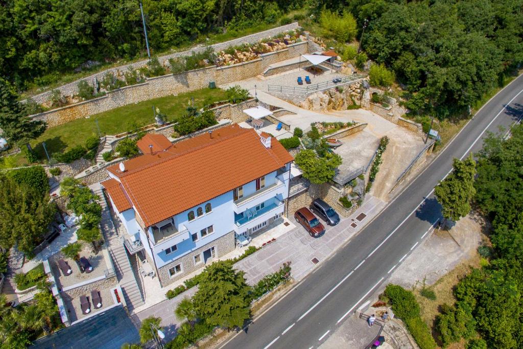 una vista aérea de una casa con techo naranja en Apartments Gea, en Mošćenička Draga