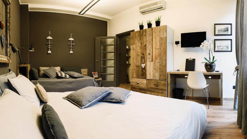 een slaapkamer met 2 bedden en een bureau bij Suite11 Como apartment in Como